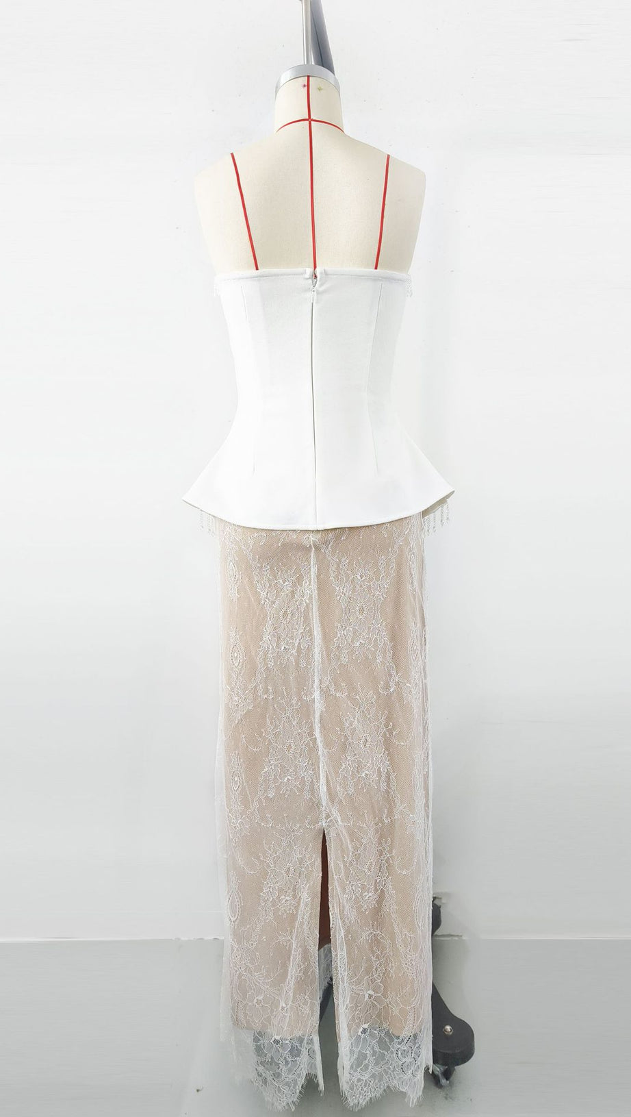 ABITO LUNGO IN PIZZO BIANCO CON CRISTALLI