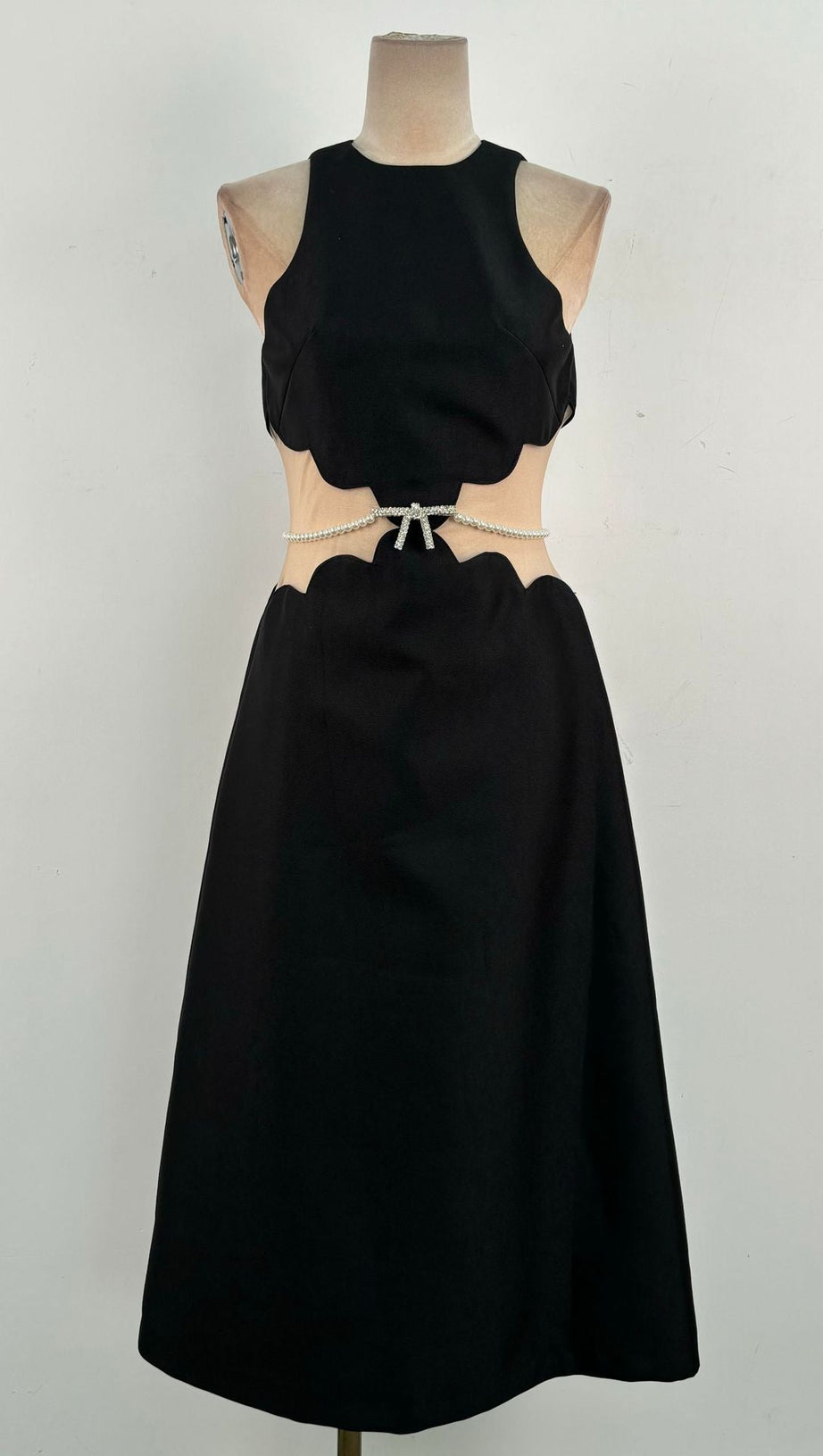 Anila – Midikleid mit Perlenkettenverzierung in Schwarz