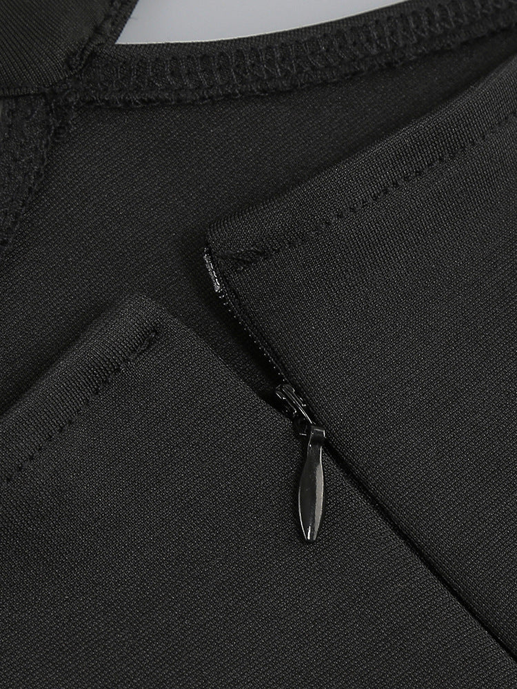 Schwarzes Kleid mit schulterfreiem Federeinsatz 