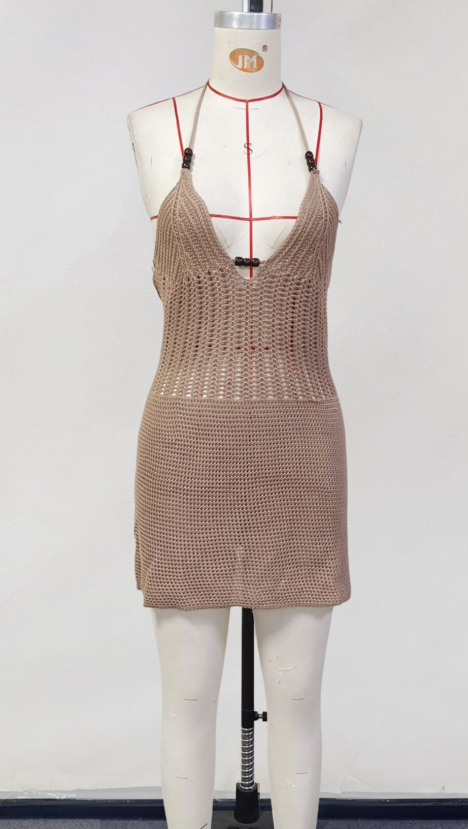 KHAKI GESTRICKTES MINIKLEID MIT V-AUSSCHNITT UND RÜCKENFREIEM NECKHOLDER-AUSSCHNITT 