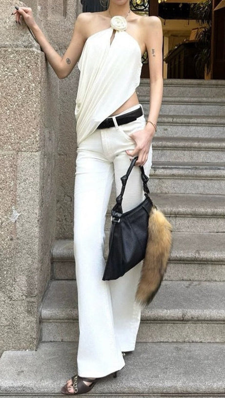 Neckholder-Top aus Satin mit Wasserfallausschnitt in Weiß