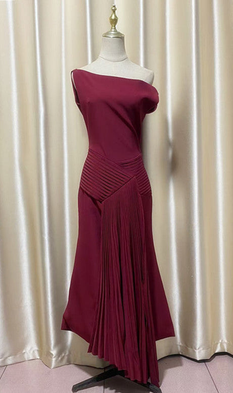 abito lungo asimmetrico drappeggiato e arricciato rosso