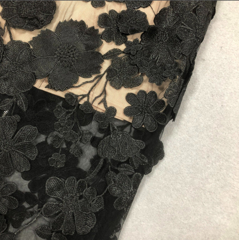 Off-Shoulder Maxikleid mit 3D-Mesh-Stickerei und Pailletten in Schwarz