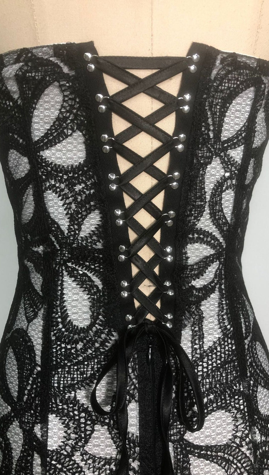 ABITO MIDI LETITIA SENZA SPALLINE CON RICAMI A FIORI