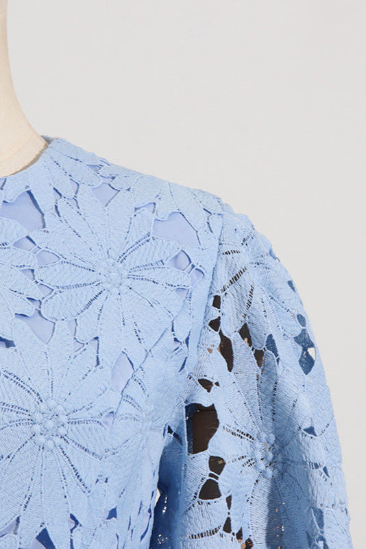 Zweiteiliges Set aus besticktem Spitzenoberteil und Maxirock in Blau