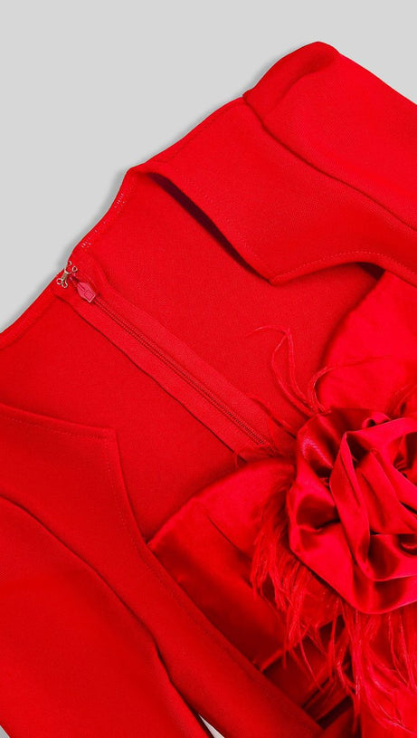 Ruby Radiance – Satinkleid mit gepolsterten Schultern und Herzausschnitt 