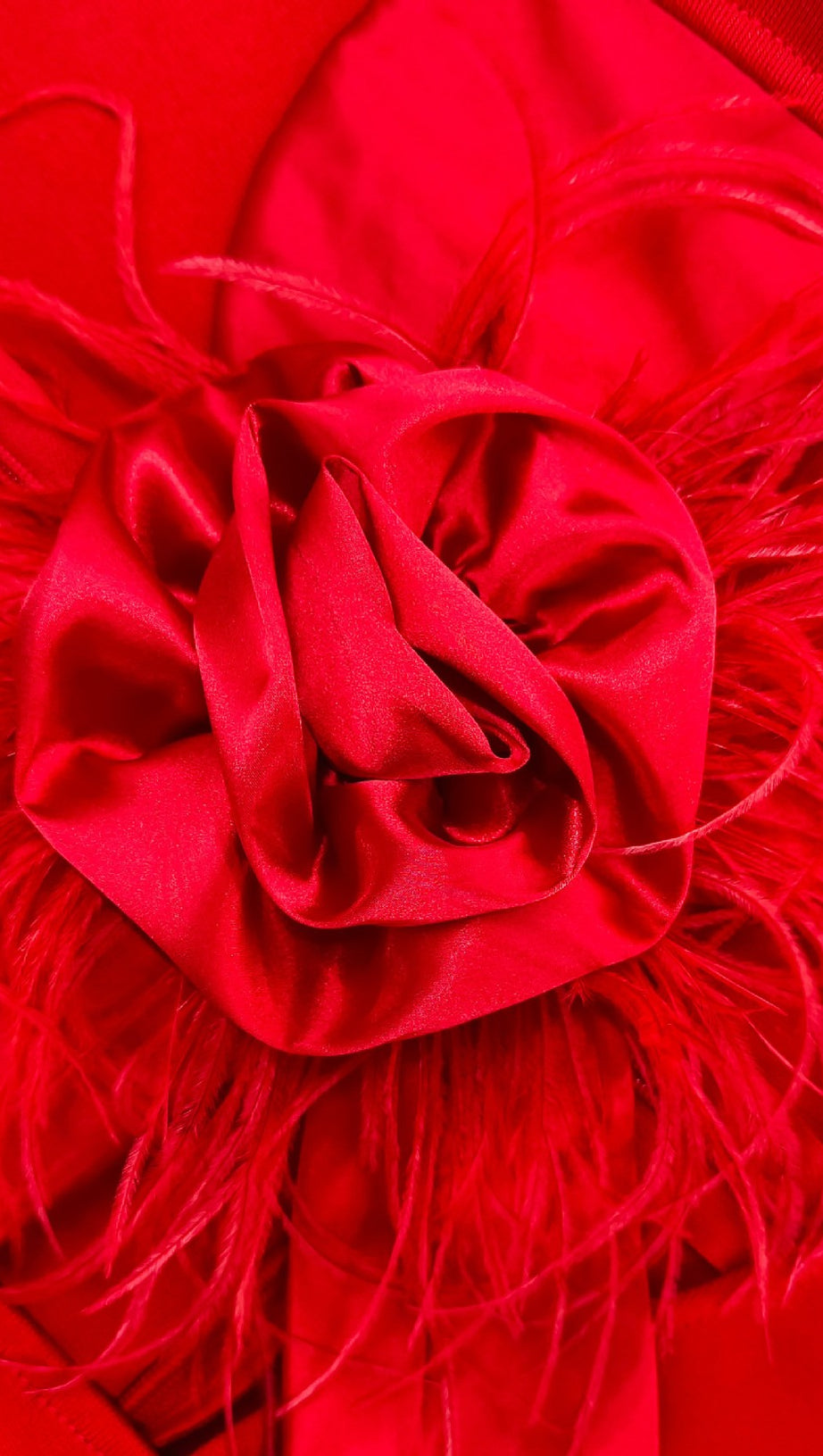 Ruby Radiance – Satinkleid mit gepolsterten Schultern und Herzausschnitt 