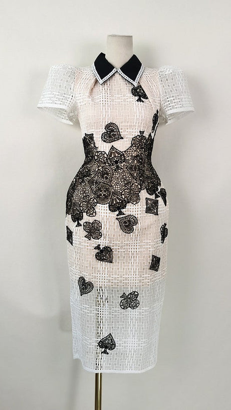 Poker Patterns – Verziertes Midikleid in Weiß