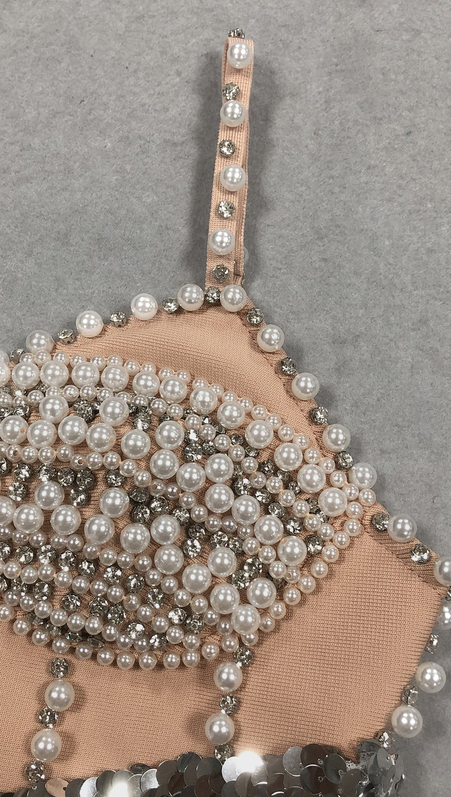 ABITO DA SERA CON PAILLETTES ARGENTO PERLATO E SCOLLO ALL'AMERICANA