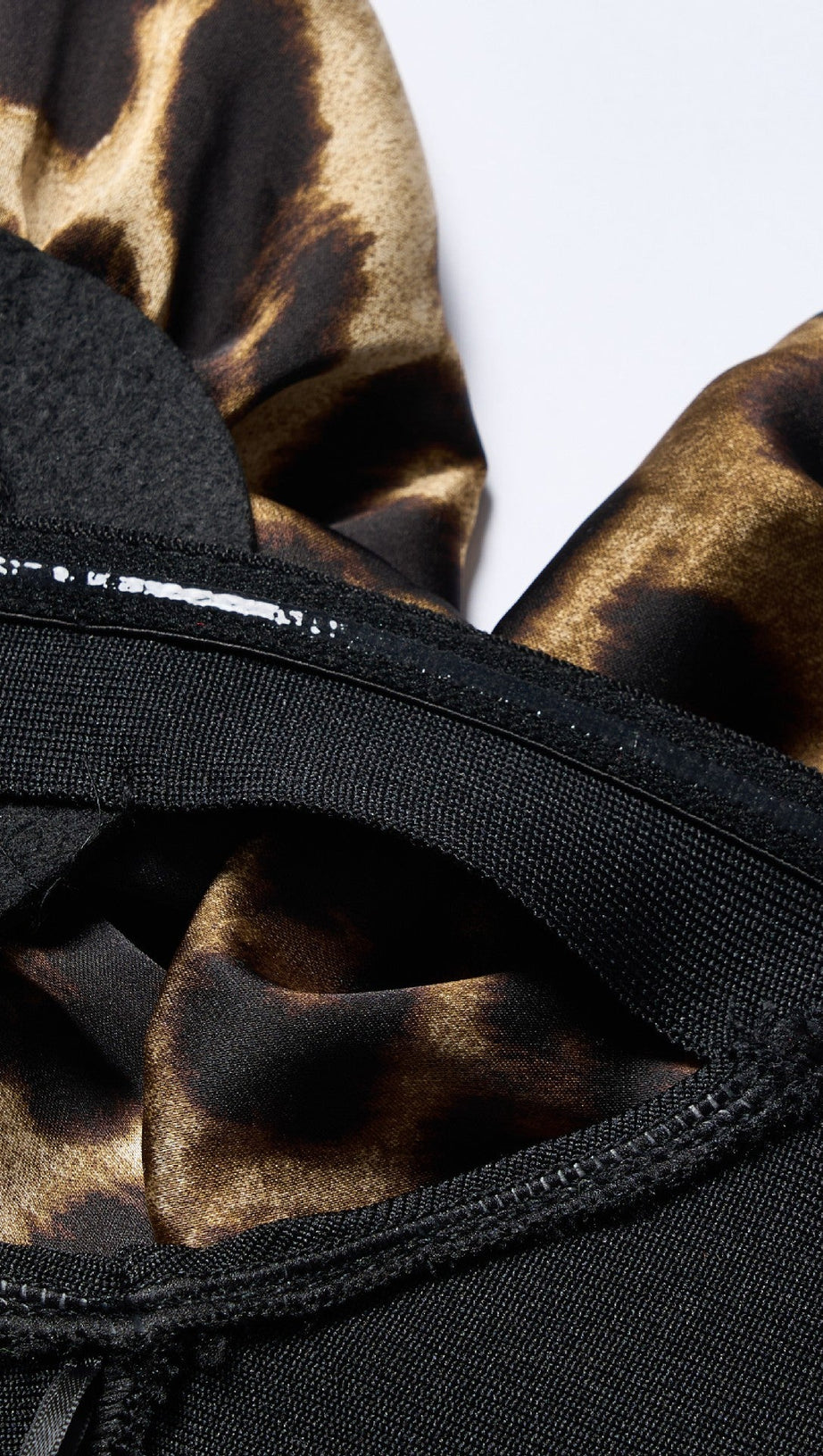 ABITO LUNGO CON FASCE E MOTIVO LEOPARDATO A FIORI 3D IN NERO