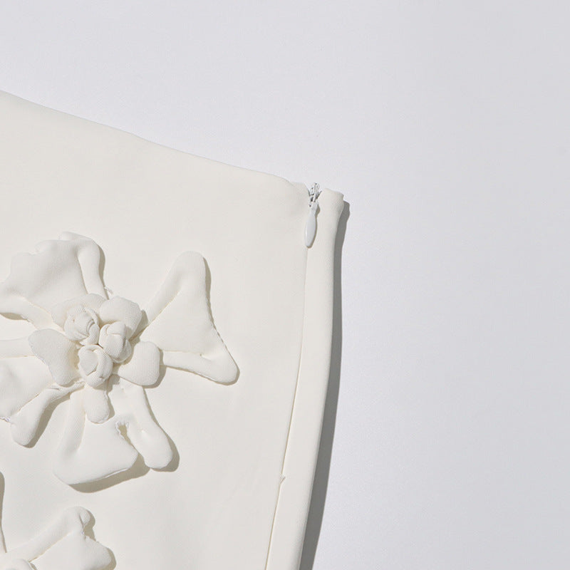 WEISSER MINIROCK MIT WEISSEN BLUMEN VON ANAXANDRA