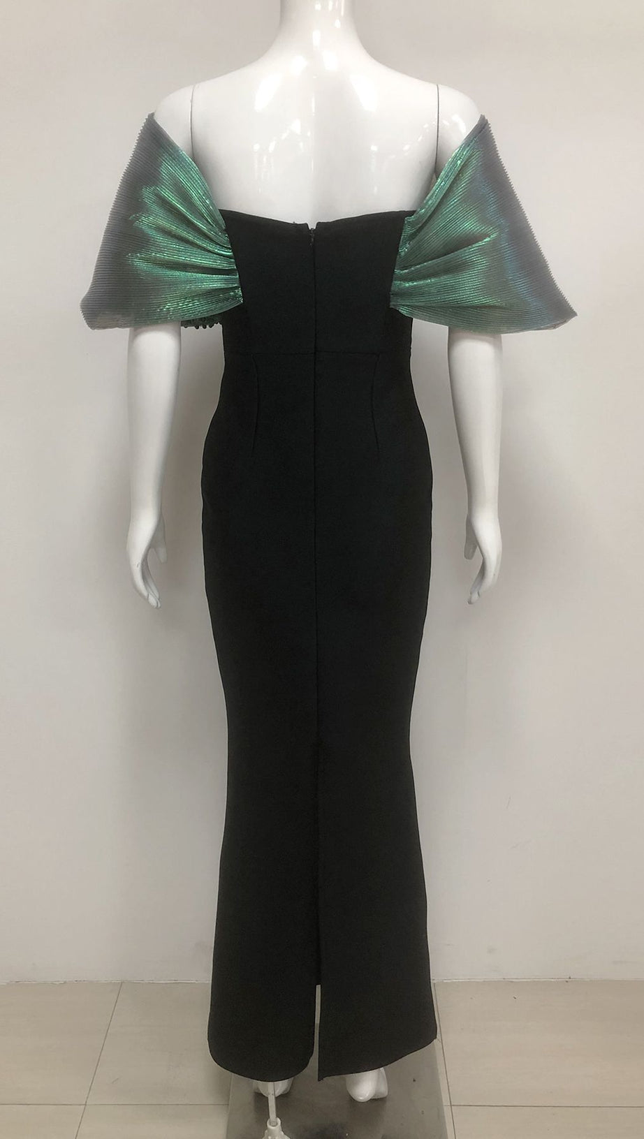 Schulterfreies, figurbetontes Maxikleid mit Perlenverzierung in Schwarz