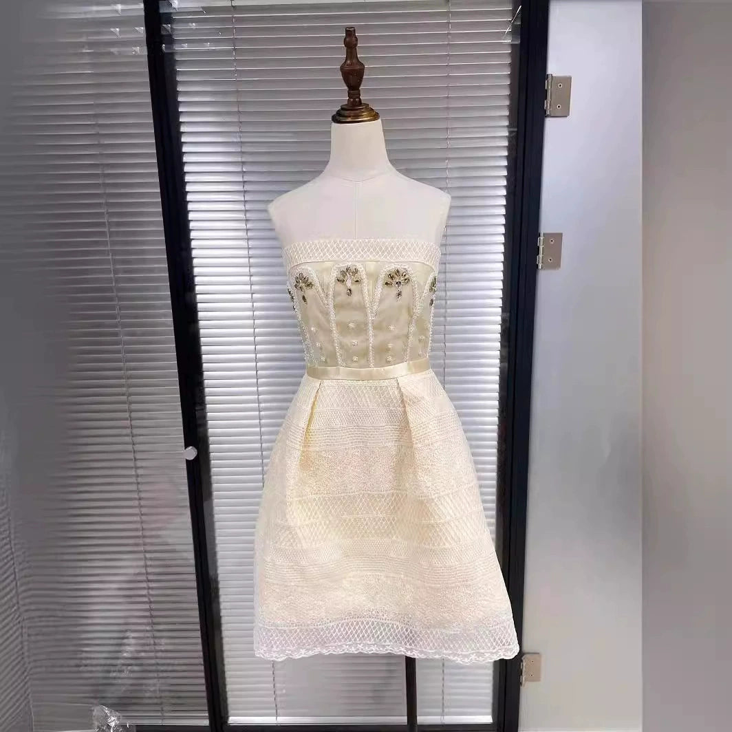 TERESA BEIGE A-LINIE GERADES MINIKLEID MIT SPITZE UND ÜBERHALS