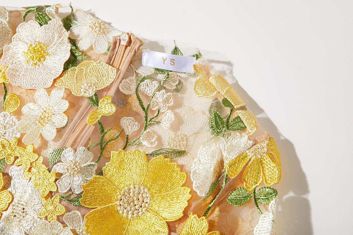 CAROL GELBES MIDIKLEID AUS NETZ MIT LANGEN ÄRMELN UND BLUMENSTICKEREI