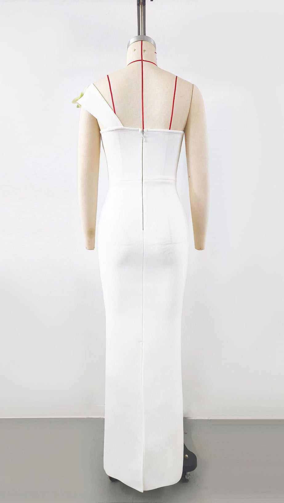 Weißes Maxikleid mit One-Shoulder-Blumenmuster und Schlitz