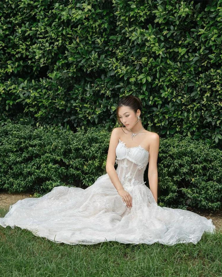 sally 3d butterfly waist-cinching Strapless lace maxi dress - white