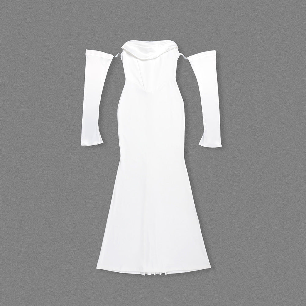 Weißes, schulterfreies, langärmliges Kleid