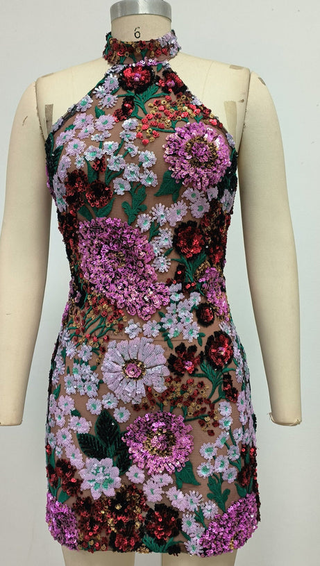 Violettes Minikleid mit freiem Rücken und Stickereien