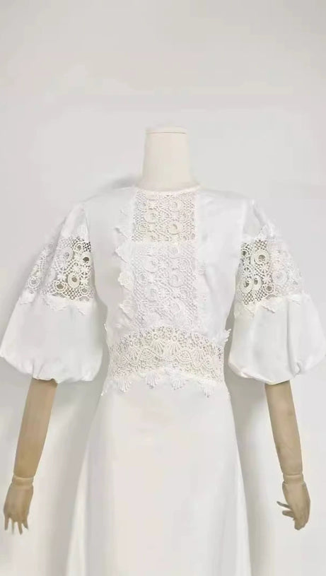 HAZEL WEISSES MIDIKLEID MIT STICKEREI UND RUNDHALSAUSSCHNITT UND PUFFÄRMELN