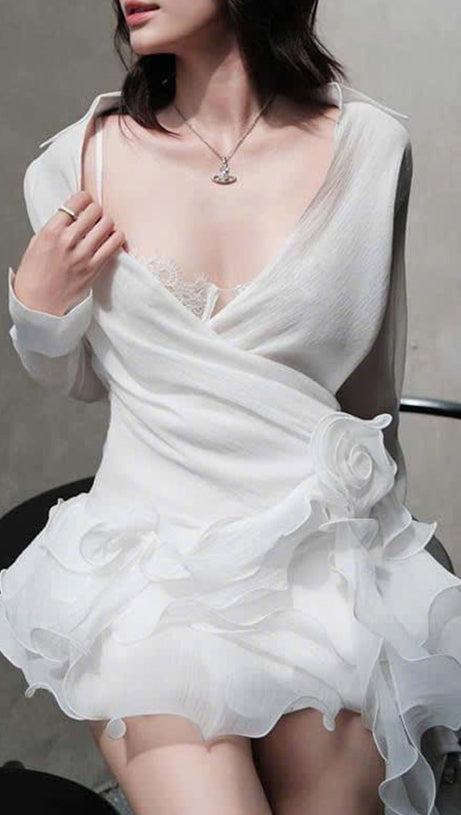 MINI ABITO CON FIORI E NASTRO A VOLANT IN BIANCO