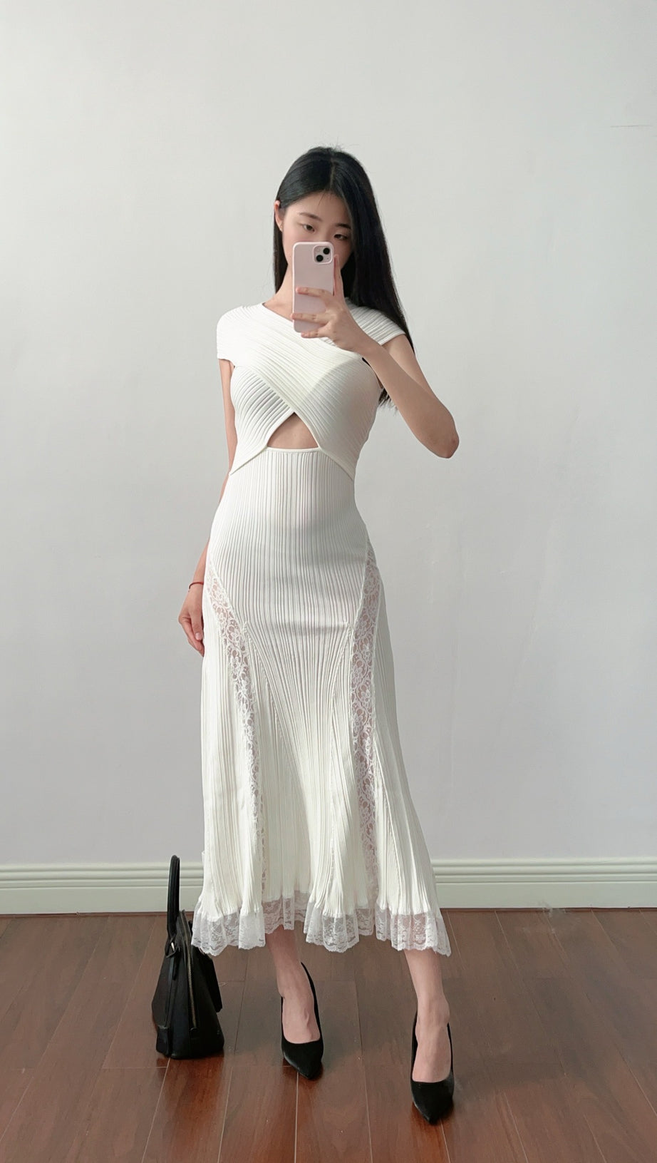 Weißes Midikleid aus Strick mit Spitzeneinsatz