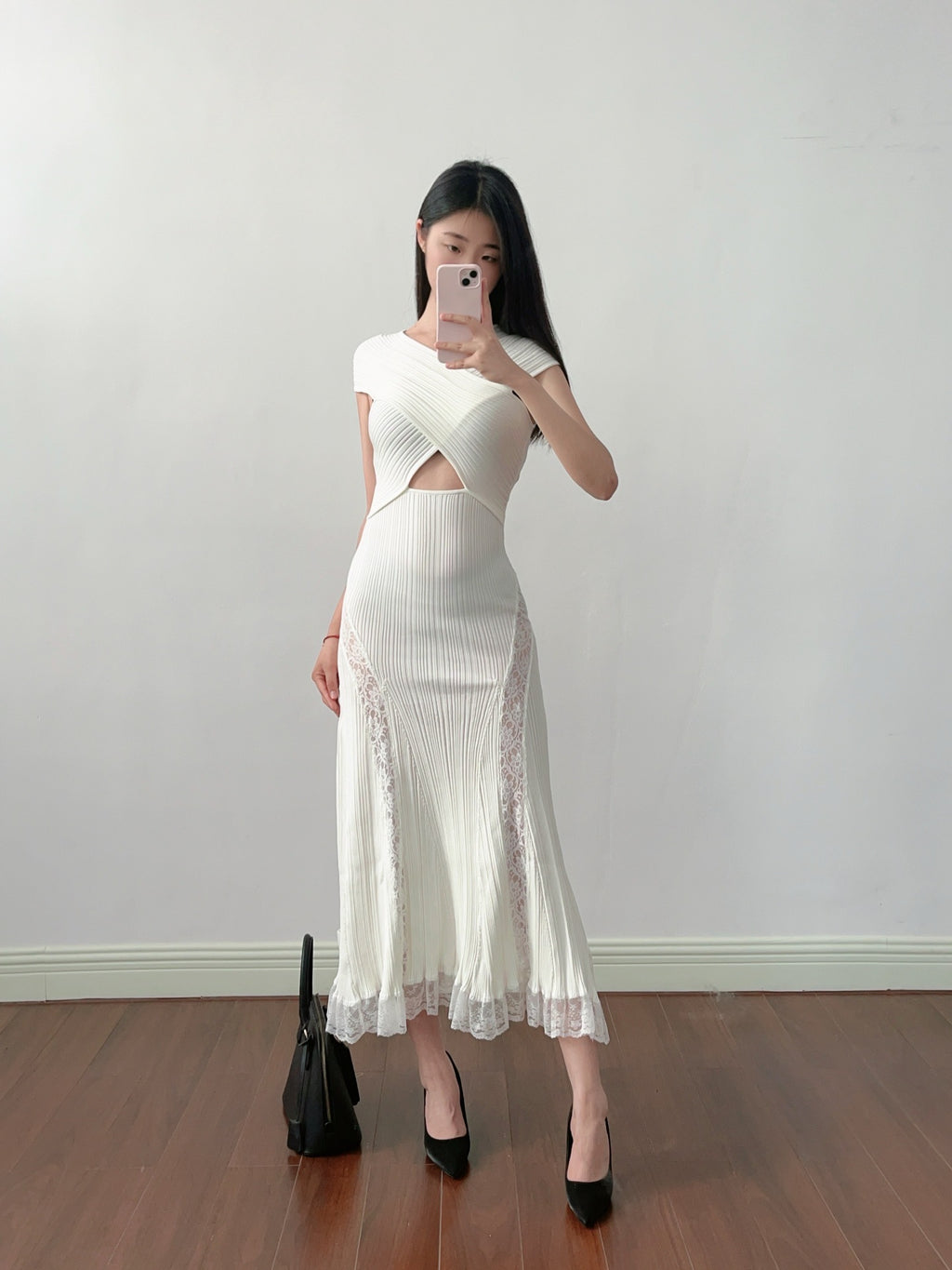 Weißes Midikleid aus Strick mit Spitzeneinsatz