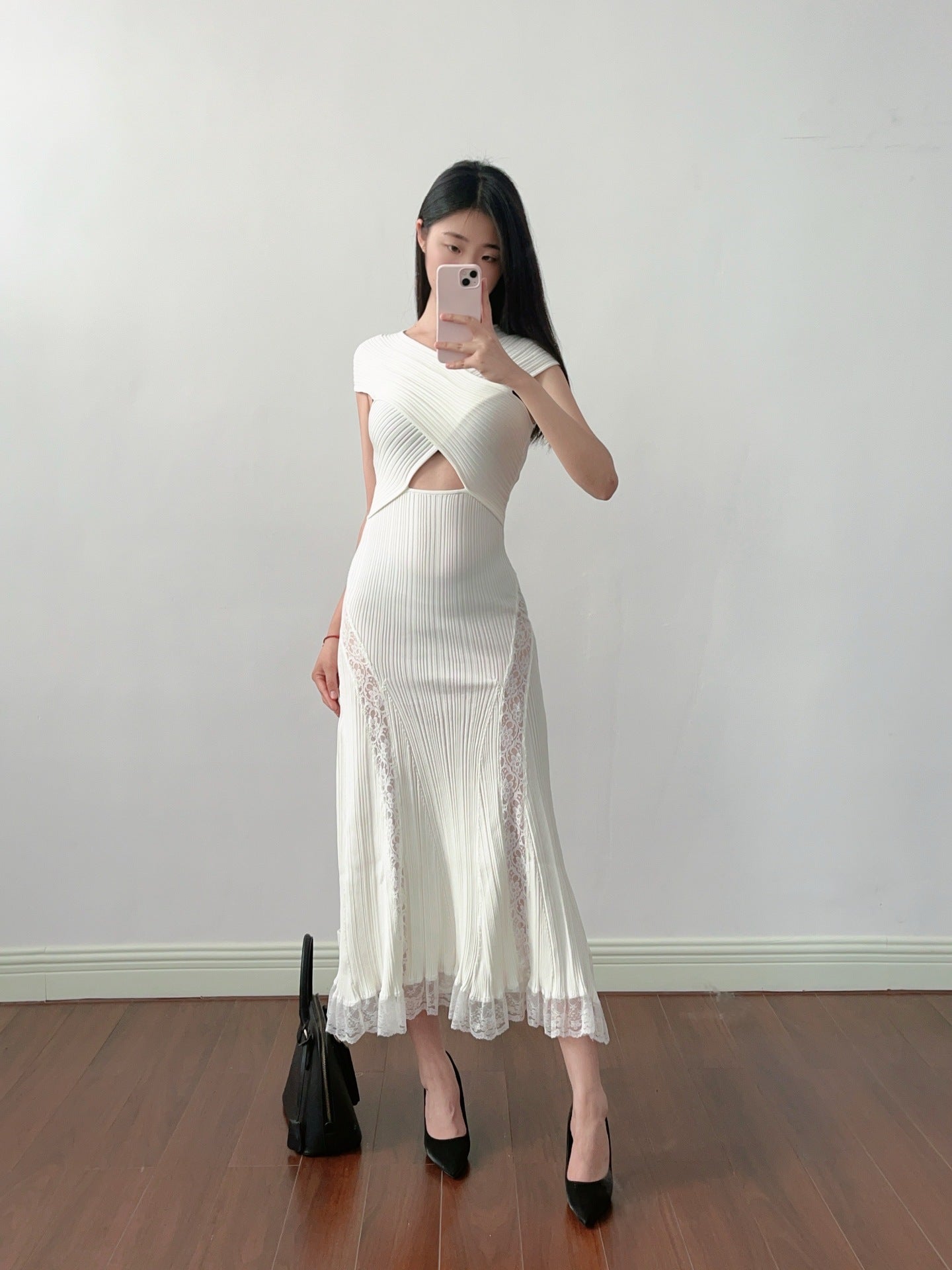 Weißes Midikleid aus Strick mit Spitzeneinsatz