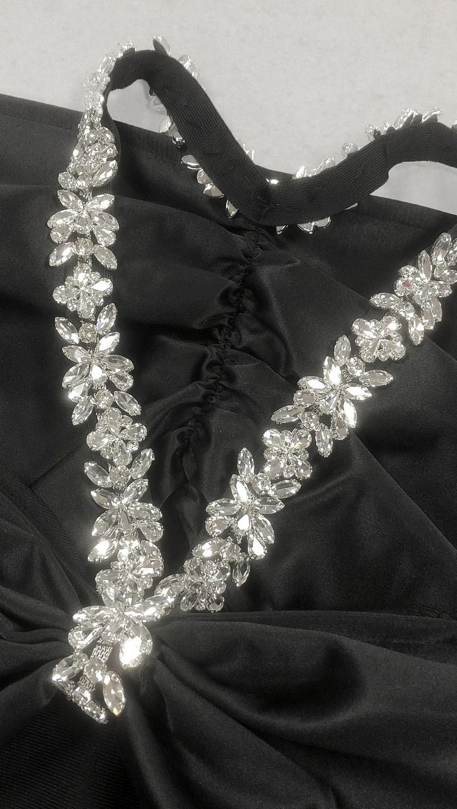 Schwarzes Maxikleid mit Neckholder und Diamanten