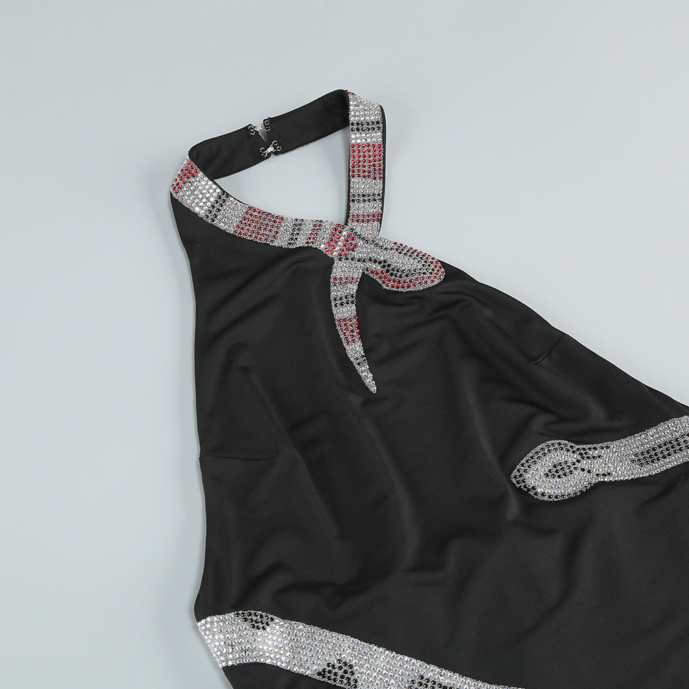 Maxikleid mit Schlangenriemen und Kristallen in Schwarz 