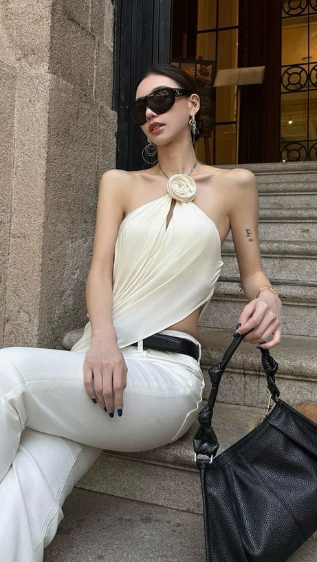 Neckholder-Top aus Satin mit Wasserfallausschnitt in Weiß