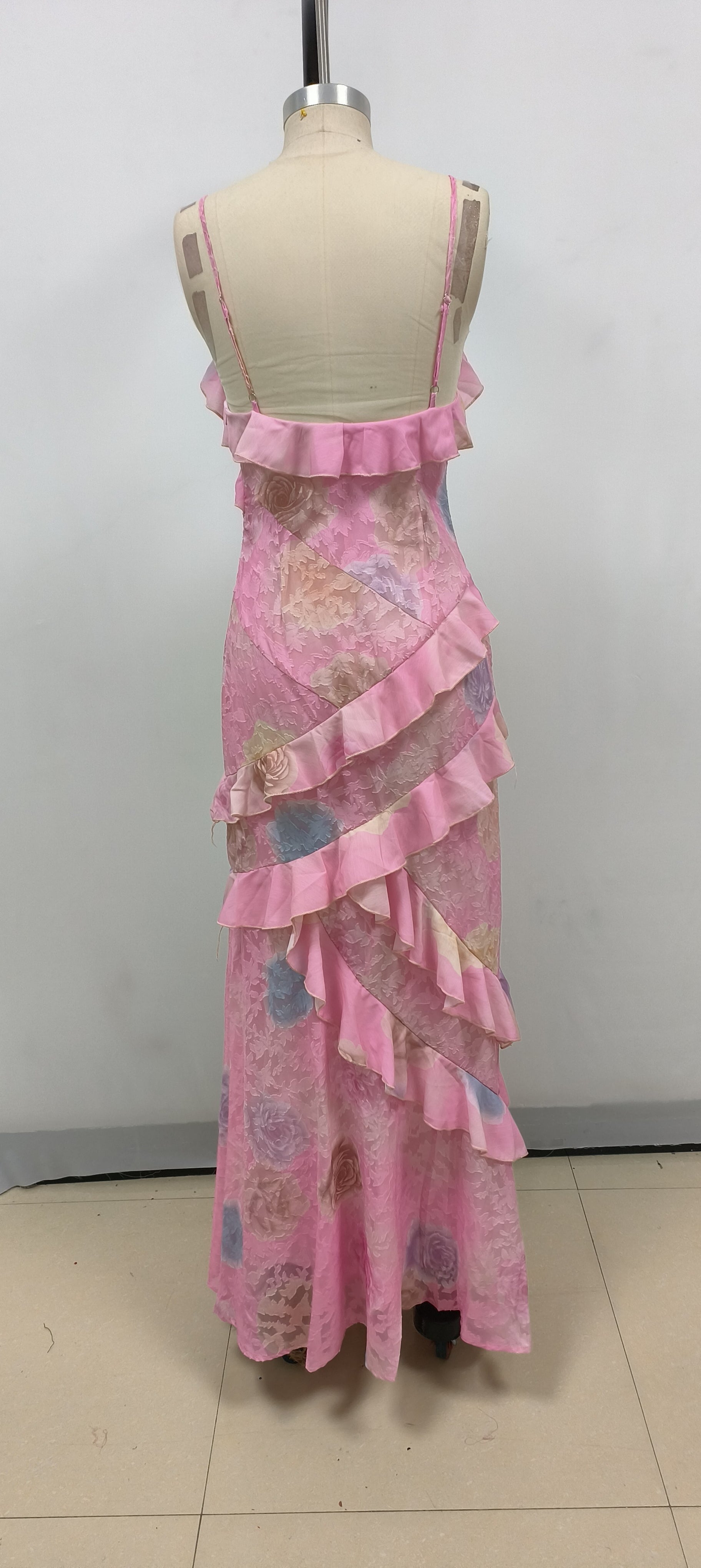 Gerüschtes, farbiges Camisole-Midikleid in Pink