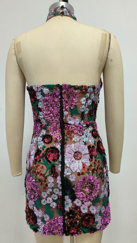 Violettes Minikleid mit freiem Rücken und Stickereien