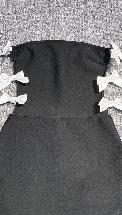 GONNA A SPALLA SLIM FIT CON FIOCCO CAVATO E FASCIA A SPALLA NERA