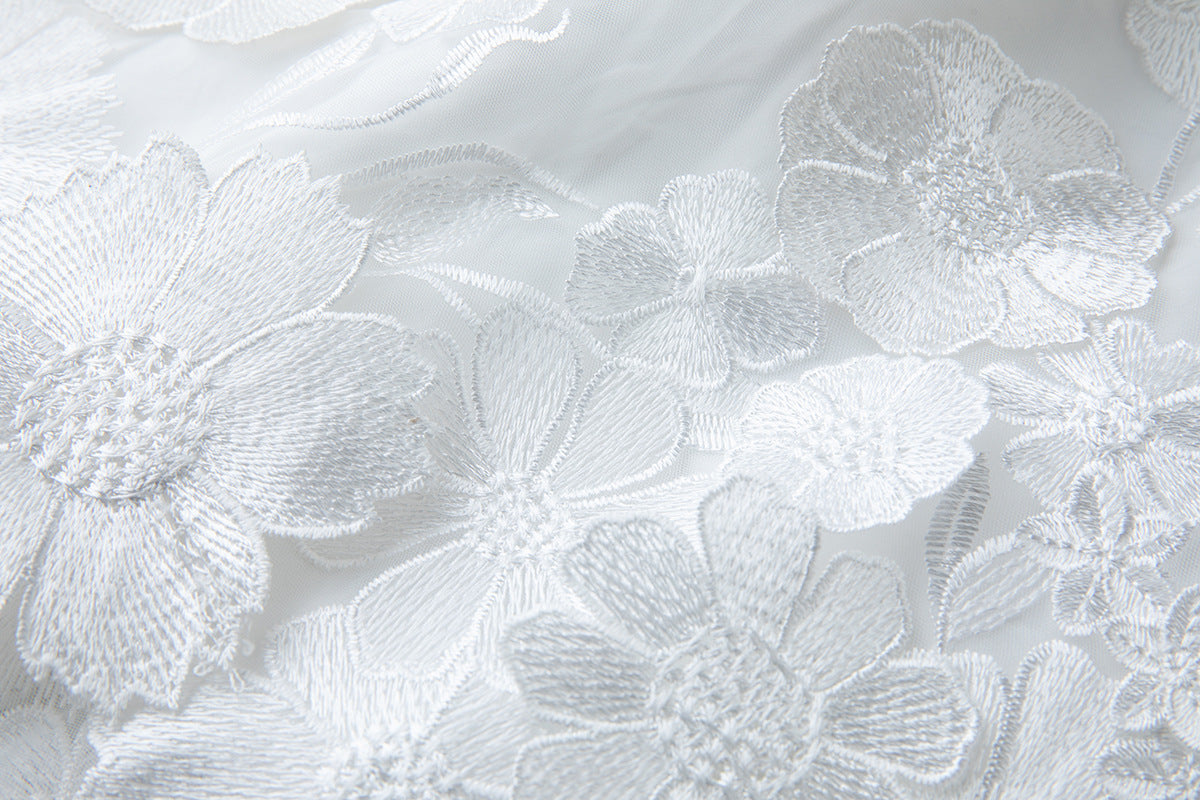 Georgia – Minikleid aus 3D-Blumenspitze in Weiß