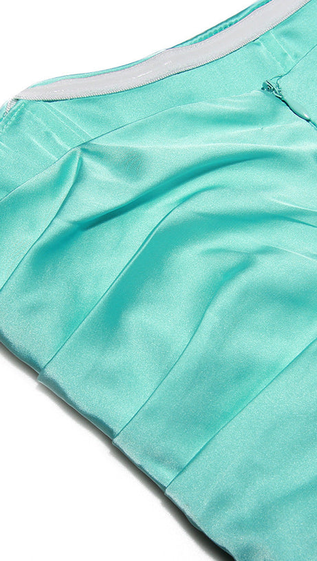 TRÄGERLOSES KORSETTKLEID IN GRÜN 