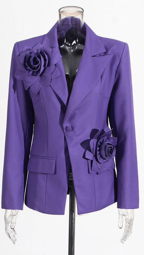 Aharon Blazer mit Blumenrevers und Kreuz