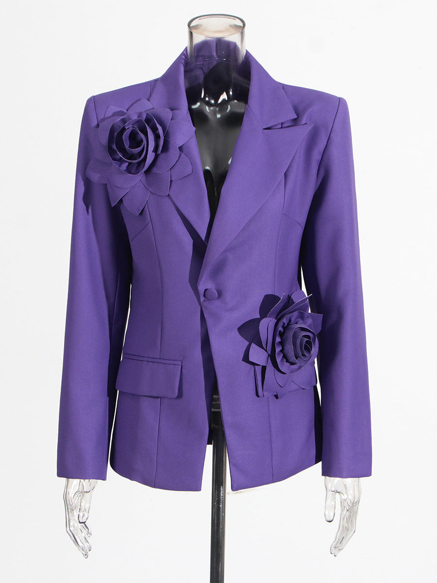 Aharon Blazer mit Blumenrevers und Kreuz