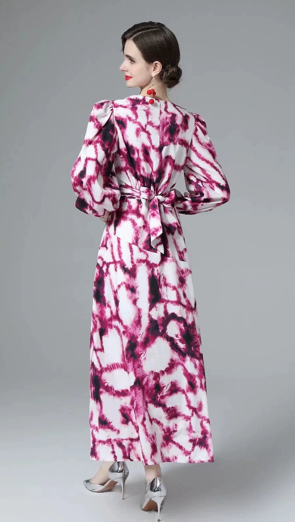 SUSANNA FUCHSIA MAXIKLEID AUS SATIN MIT GÜRTEL UND Batikmuster