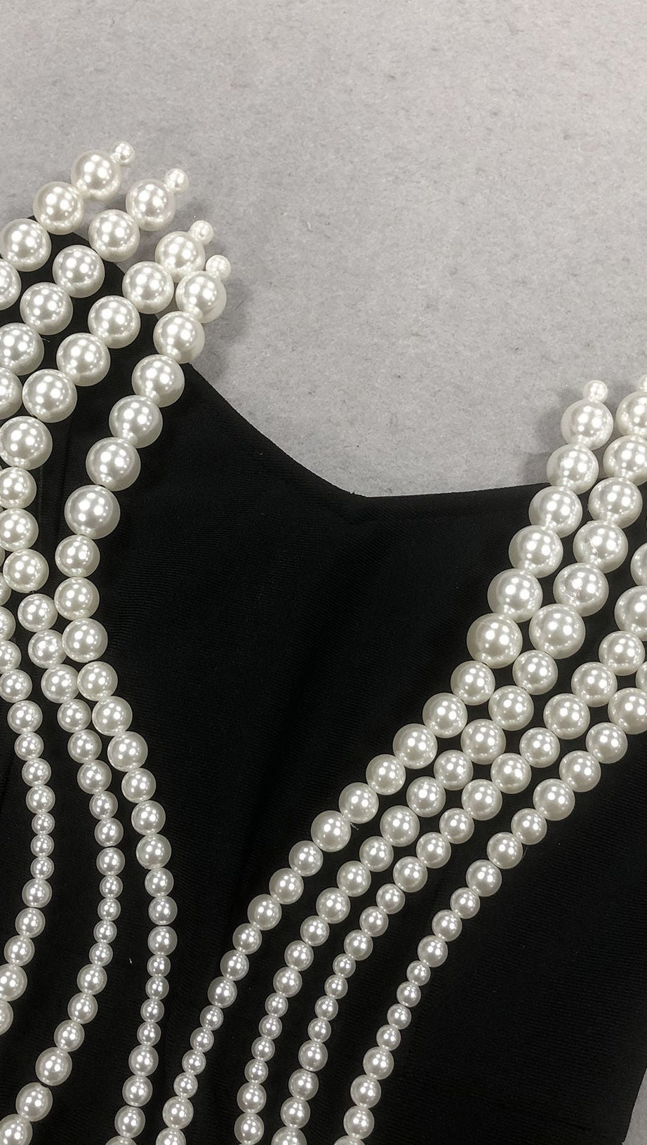 Tiffany – Perlen-Bandage-Maxikleid in Schwarz mit ärmellosem Schnitt