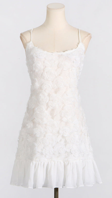 MINIKLEID MIT BLUMENAPPLIKATIONEN UND PLISSIERTEM SAUM IN WEISS