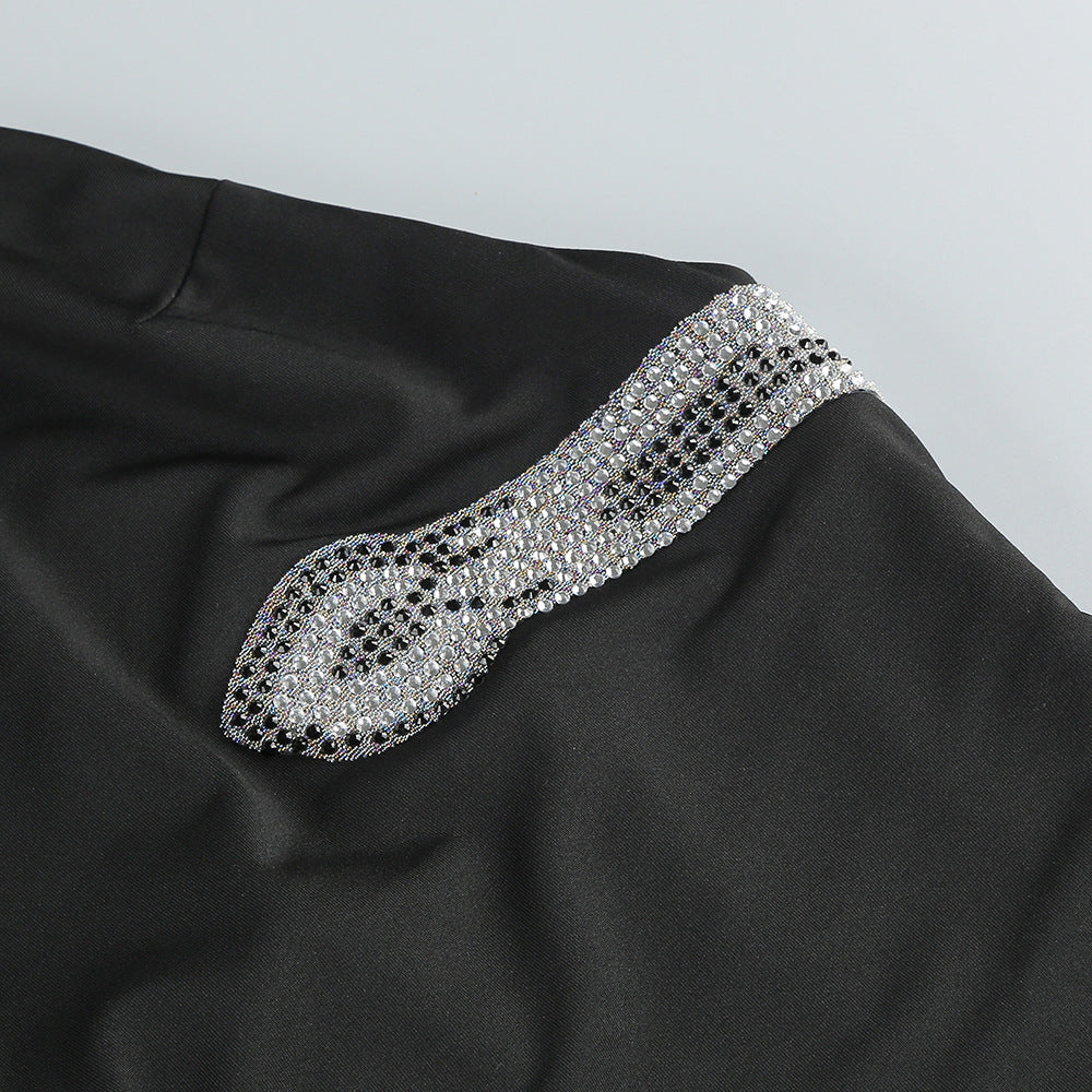 Maxikleid mit Schlangenriemen und Kristallen in Schwarz 