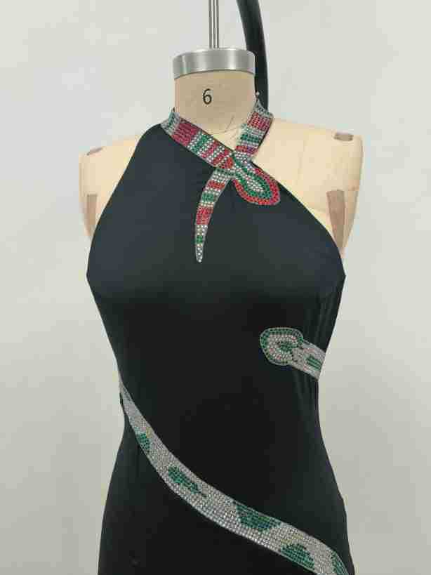 Maxikleid mit Schlangenriemen und Kristallen in Schwarz 