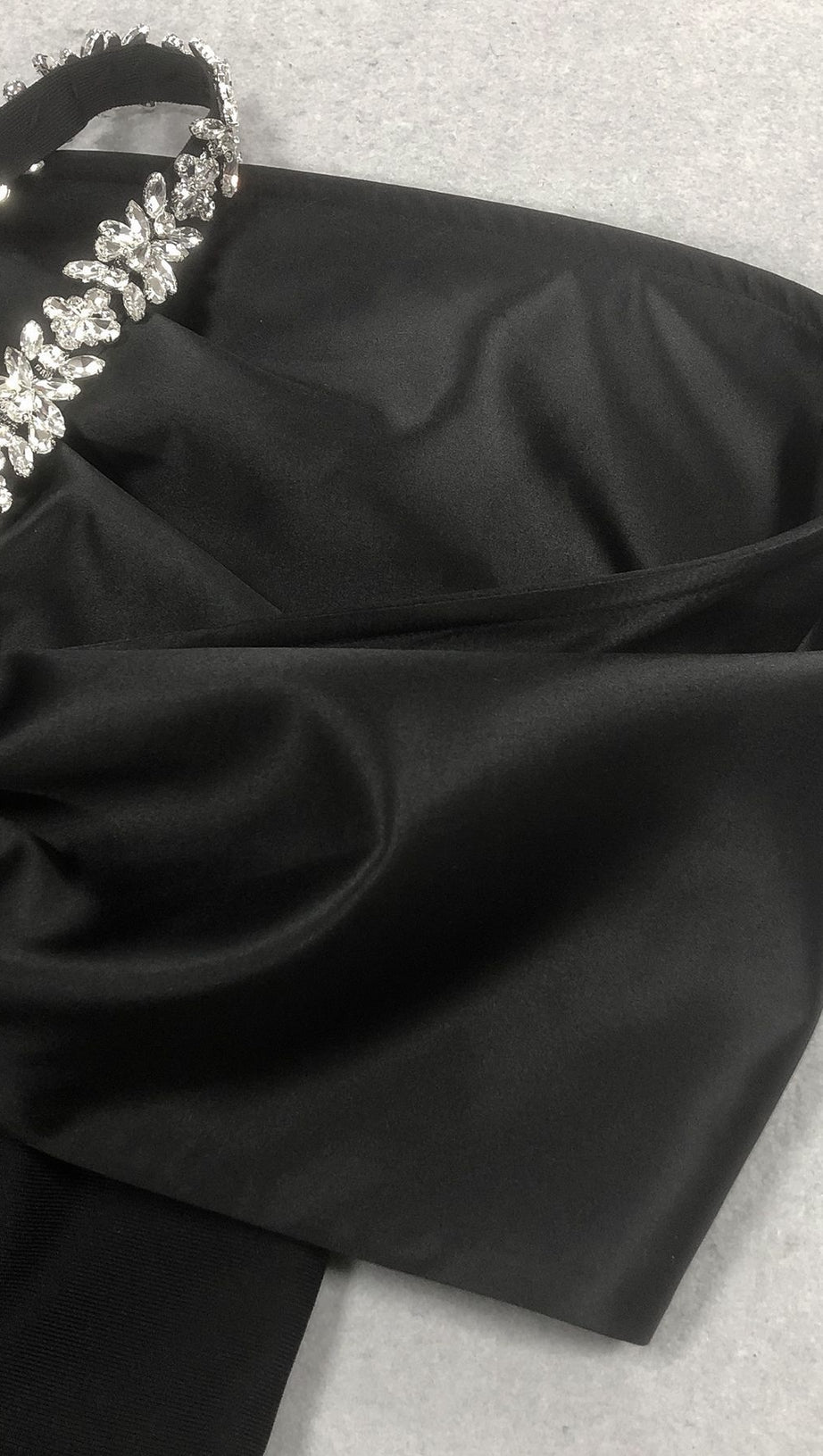 Schwarzes Maxikleid mit Neckholder und Diamanten