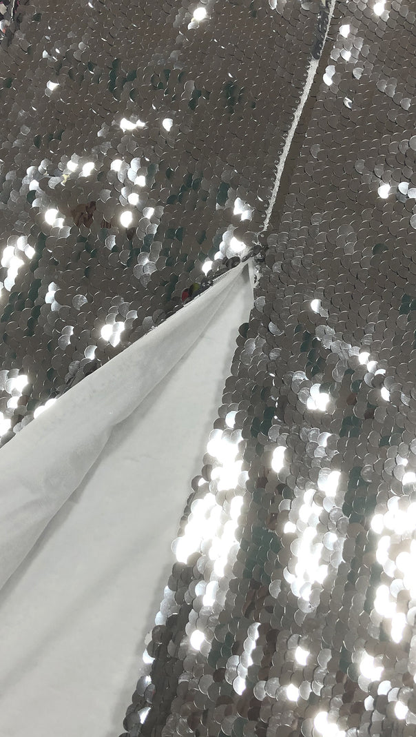 Abendkleid mit Perlen-Silber-Pailletten und Neckholder-Midikleid 