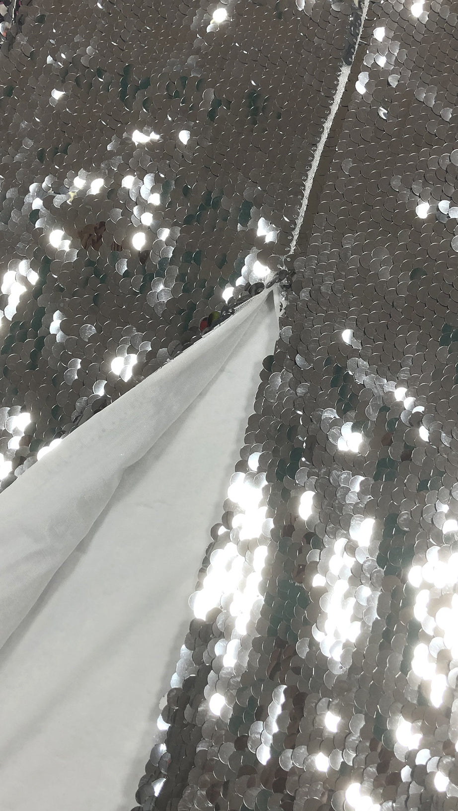 ABITO DA SERA CON PAILLETTES ARGENTO PERLATO E SCOLLO ALL'AMERICANA