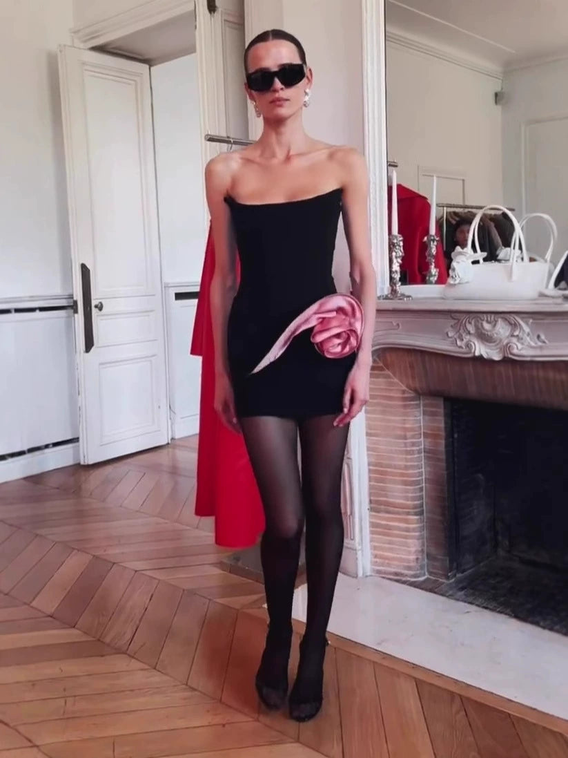 Caroline – Minikleid mit Rosettendetail in Schwarz