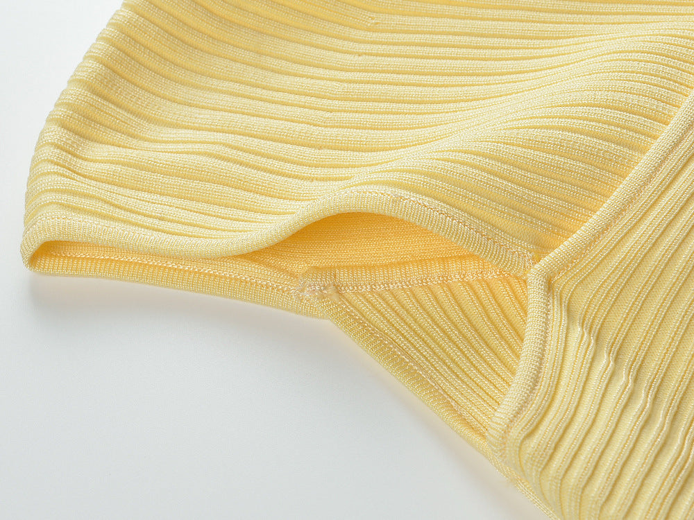 Gelbes Midikleid mit Spitzeneinsatz