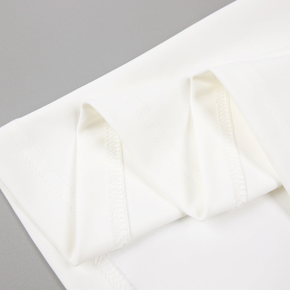 Weißes, schulterfreies, langärmliges Kleid