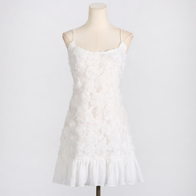 MINIKLEID MIT BLUMENAPPLIKATIONEN UND PLISSIERTEM SAUM IN WEISS