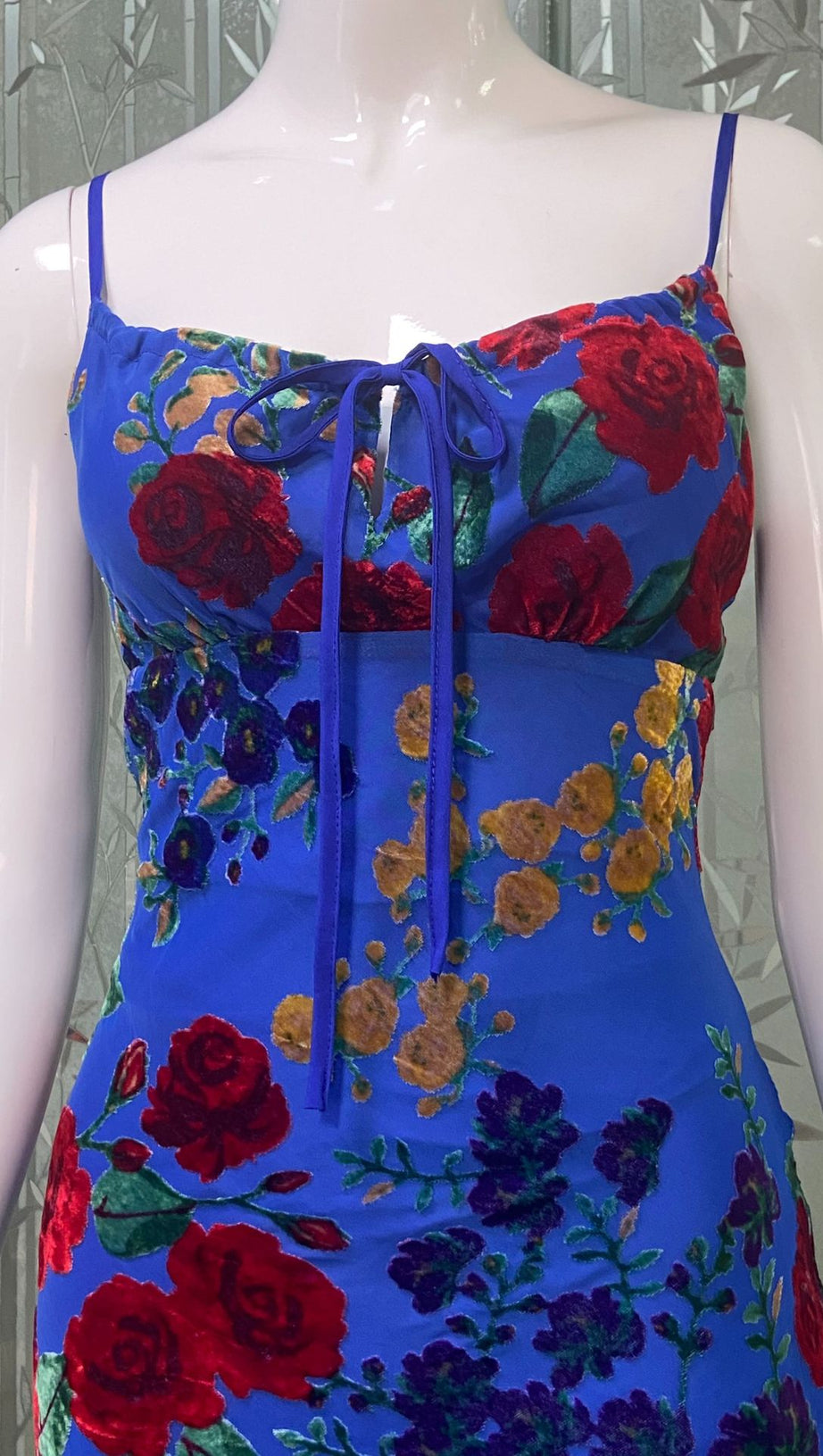 ABITO MIDI A PANNELLI TRASPARENTI CON FIORI BLU